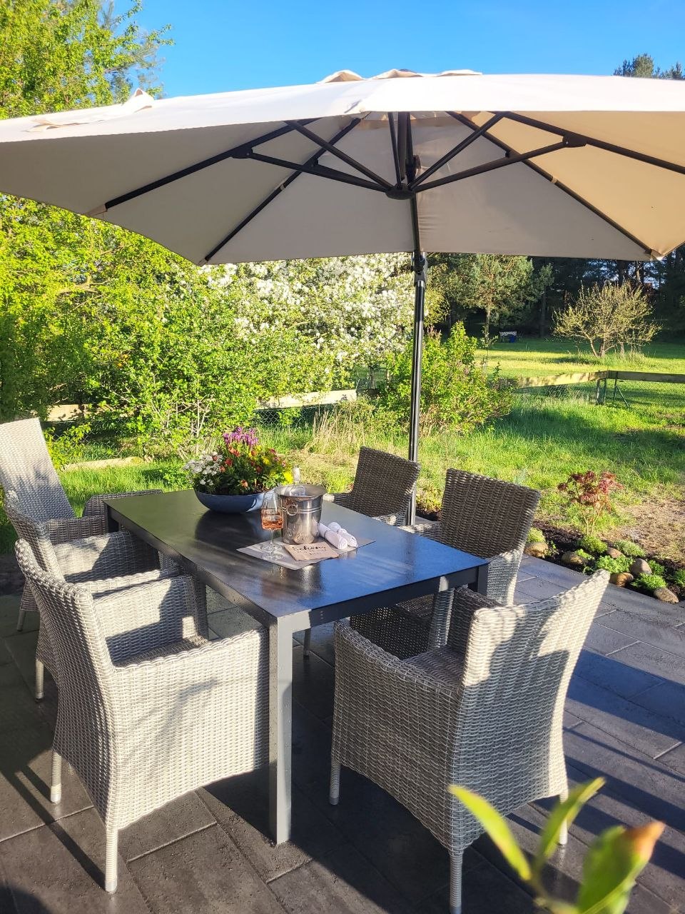 Terrasse mit Gartenblick